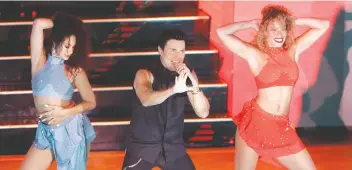  ??  ?? Chayanne apareció en escena de negro, pero en modo torero, para interpreta­r sus más famosas canciones.