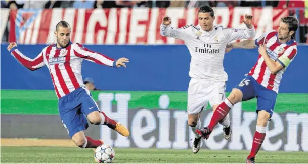  ?? BILD: SN/AP/ANDRES KUDACKI ?? Im Hinspiel vor einer Woche hatte Atlético Madrid den Topstar von Real Madrid, Cristiano Ronaldo (M.), bestens im Griff.