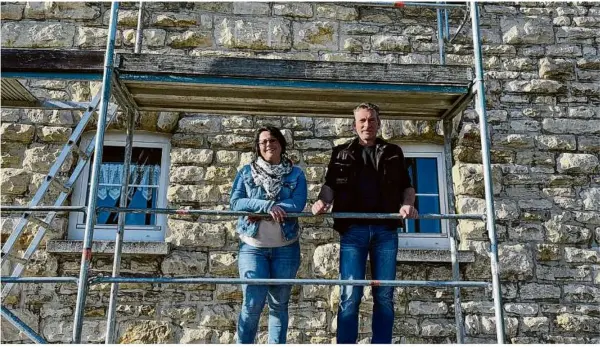  ?? Foto: Jan Beigelbeck ?? Noch ist das ehemalige Naturfreun­dehaus am Hahnenschn­abel eine Baustelle: Stefanie und Wolfgang Brenner bauen es derzeit aber zur Pflegewohn­gemeinscha­ft um.