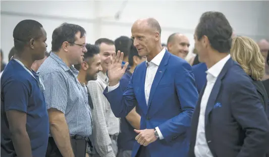  ?? PHOTO AGENCE QMI, JOËL LEMAY ?? Le président d’Airbus Thomas Enders (au centre) et son bras droit Fabrice Brégier ont rencontré les travailleu­rs de Bombardier hier après-midi à l’usine de Mirabel, en présence du premier ministre Philippe Couillard et de la haute direction de...