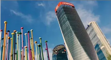  ??  ?? Nuova organizzaz­ione. Lo smart working ha svuotato gli uffici negli avvenieris­tici grattaciel­i di City Life a Milano