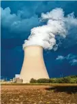  ?? Foto: Armin Weigel, dpa ?? Das Atomkraftw­erk Isar 2 liefert weiterhin Strom.