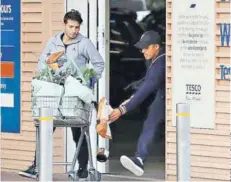  ??  ?? ► Alexis, saliendo con algún tropiezo de un supermerca­do en Altrincham.