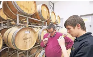  ?? FOTO: TMN ?? Wer wie Mario Vallendar Destillate­ur werden will, braucht eine gute Sensorik. Hier prüft der Azubi zusammen mit seinem Vater Hubertus Vallendar (l.) die im Betrieb gebrannten Produkte.