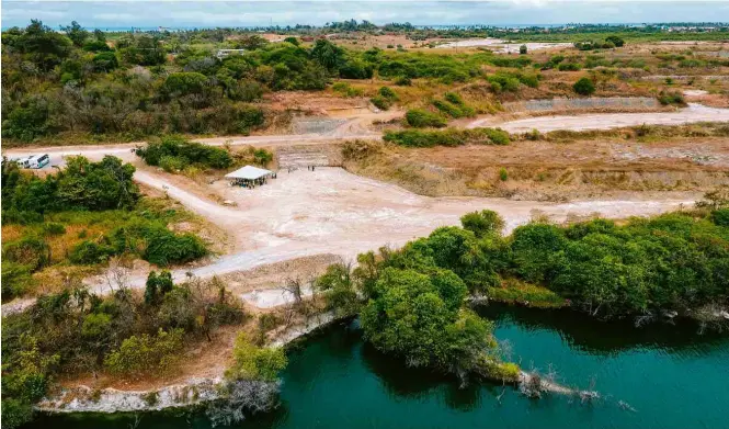  ??  ?? Vista aérea do geossítio K-Pg Mina Poty, em Paulista (PE); área fazia parte das lavras de mineração exploradas pela Votorantim Cimentos