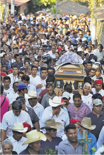  ??  ?? Entre cantos. El ataúd fue acompañado con cánticos y aplausos de los files que llegaron desde lugares como San Buenaventu­ra, Mercedes Umaña y Usulután, donde el párroco había estado designado.