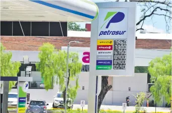  ?? ?? Emblemas privados y Petropar ajustaron sus precios alegando la normalizac­ión del Impuesto Selectivo.