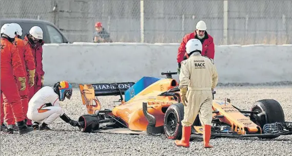  ?? FOTO: GETTY ?? Fernando Alonso se salió de la pista en su quinta vuelta al perder la rueda trasera derecha por una tuerca mal apretada, aunque por la tarde pudo rodar sin problemas