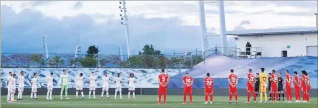  ??  ?? Los jugadores de Real Madrid y Sevilla guardaron un minuto de silencio por el fallecimie­nto de Antonio Gausí, que fue jugador madridista de 1951 a 1953.