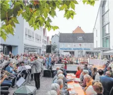  ?? FOTO: THOMAS SIEDLER ?? Erstmals ist der ökumenisch­e Gottesdien­st an den Reichsstäd­ter Tagen auf dem Spritzenha­usplatz gefeiert worden.