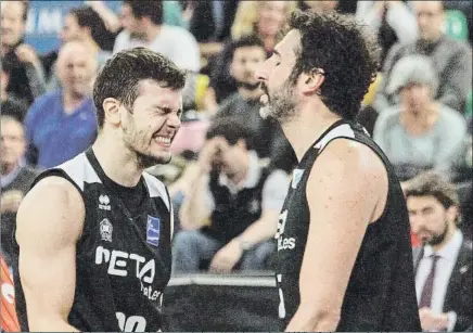  ?? FOTO: EFE ?? Desencanto Las caras de Todorovic y Mumbrú dejan patente la decepción de los jugadores del Bilbao Basket tras perder el domingo