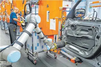  ?? FOTO: DPA ?? Fließband im US-Werk von BMW in Spartanbur­g: Europäisch­e Autobauer haben in den USA nach Angaben der EU 120 000 Arbeitsplä­tze geschaffen.