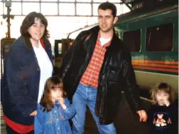  ?? ?? Controllin­g: Robert Hendy-Freegard with Maria Hendy and their daughters in the 1990s on a rare trip together