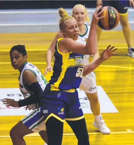  ?? Picture: EVAN MORGAN ?? DEPTH: Flames star Abby Bishop in action against the Gold Coast Rollers at Townsville Basketball Stadium.