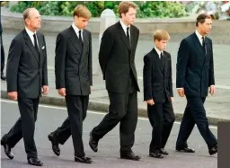  ??  ?? IN TRAUER VEREINT 1997 folgten Charles, Harry, Dianas Bruder Earl Spencer, William und Philip Dianas Sarg zur Westminste­r Abbey