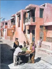  ?? VASTUSHILP­A FOUNDATION ?? (Above) A dated view of the Aranya lowcost housing project in Indore which accommodat­es over 80,000 people; (left) an undergroun­d art gallery in Ahmedabad.