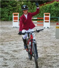  ?? Fotos: Jakob Reiter ?? Kirsten Schweiger erhielt für ihren Sieg ein Mountainbi­ke, mit dem sie gleich eine Runde auf dem Parcours drehte.