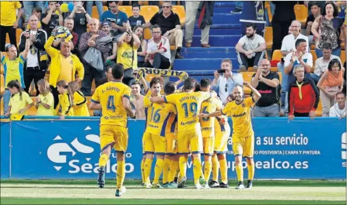  ??  ?? GOLEADA. Los jugadores del Alcorcón, con Laure a la cabeza levantando el brazo, celebran uno de los goles contra el Rayo Vallecano.