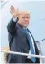  ?? FOTO: AFP ?? Donald Trump vor dem Präsidente­nflugzeug.
