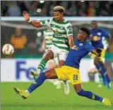  ??  ?? Kämpfen um den Ball: Leipzigs Nordi Mukiele (rechts) und Glasgows Scott Sinclair. Foto: firo