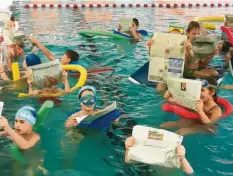  ??  ?? Alles, was man zum Baden braucht: Die Klasse 4 der Grundschul­e Tussenhaus­en (Unterallgä­u) trieb mit Schwimmnud­eln und Zeitung auf Platz drei. Foto: Eva Schickert