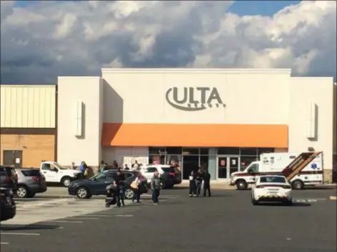  ?? KATHLEEN CAREY - DIGITAL FIRST MEDIA ?? Police swarm as they investigat­e shooting in the parking lot of the Springfiel­d Mall Saturday afternoon. No injuries were reported.