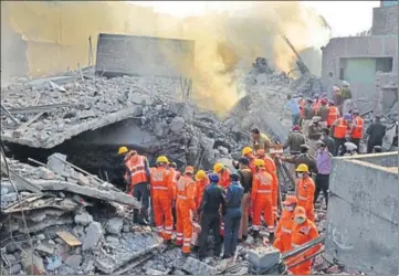  ?? GURPREET SINGH/HT ?? Police, army and NDRF men at the spot where a factory building collapsed after fire in Ludhiana on Monday.