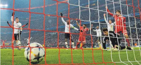  ?? FOTO: AFP ?? Thomas Müller ( re.) jubelt über das 1: 0, die weißgekkle­ideten Istanbuler Spieler protestier­en vergebens.