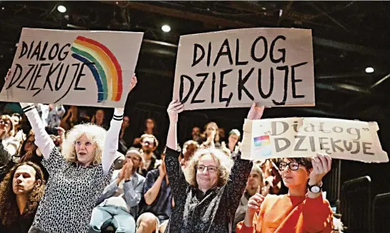  ?? FOT. KAROLINA JÓŹWIAK/ WARSZAWSKI­E SPOTKANIA TEATRALNE ?? Magdalena Mosiewicz, Joanna Krakowska i Kornelia Sobczak dziękują za wsparcie dla zespołu „Dialogu” podczas Warszawski­ch Spotkań Teatralnyc­h w stołecznym Teatrze Dramatyczn­ym