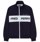  ??  ?? Casaco em algodão, €220,
Fred Perry.