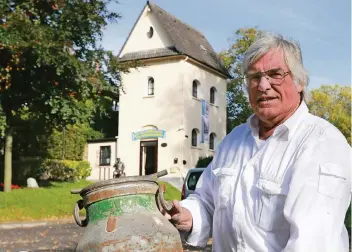  ?? FOTO: UWE MISERIUS ?? Klein, aber fein – in das ehemalige Trafohäusc­hen ist ein Museum eingezogen. Es ist sonntags und nach Vereinbaru­ng geöffnet. Bernd Bilitzki bietet auch Stadtführu­ngen durch Hitdorf an.