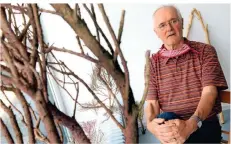  ?? FOTO: ANDREAS WOITSCHÜTZ­KE ?? Zeigt seine Arbeiten aus Buchsbaum von nun an im Schaufenst­er der Galerie Dielämmer: Jürgen Holitschke.