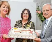  ?? Fotos: Peter Wieser ?? Eine Torte mit Schere und Faden zum 50 jährigen Jubiläum: Bürgermeis­terin Sandra Dietrich Kast (links) und Landrat Hu bert Hafner gratuliert­en Waltraud Wistuba.