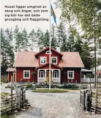  ??  ?? Huset ligger omgivet av skog och ängar, och som sig bör har det både grusgång och flaggstång.