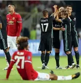  ??  ?? Gioia e lacrime Il Real esulta dopo il 2-1 sullo United