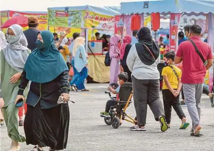  ?? BERNAMA PIC ?? People buying food at a Ramadan bazaar in Putrajaya on Monday.