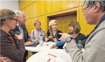  ?? FOTO: STADT WEINGARTEN/REINHARD JAKUBEK ?? Angelika Hipp-Streicher (Mitte) mit Ehrenamtli­chen an einer Themenstat­ion.