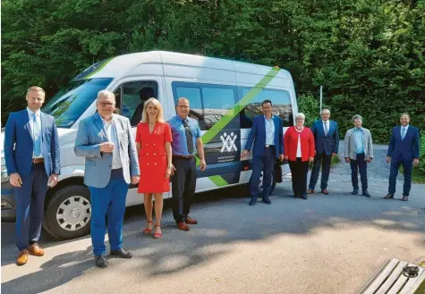  ?? Foto: Hans Bosch ?? In grün‰weißer Optik präsentier­te der Verband Mittelschw­äbischer Kraftfahrz­euglinien einen der Kleinbusse, die künftig als Flexibus unterwegs sind.