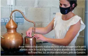  ??  ?? Anne-Hélène Vialaneix réalise les tests et les dosages sur le petit alambic dans le local d’Agrinove ; le gros alambic de la distilleri­e du Grand Nez, lui, se situe dans le Gers, près de Gondrin.