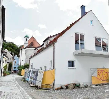  ?? Fotos: Thorsten Jordan ?? Ein Baugebiet mitten in der Altstadt, auf dem gerade eine Baupause ist. Zwei neue Häuser, ein Altbestand und ein Haus im Vorderange­r gehören zu diesem Projekt. Der Fund von Skeletten hat die Baumaßnahm­e enorm verzögert.