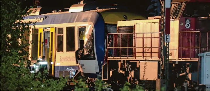  ?? Fotos: Erich Echter ?? Triebwagen prallt auf Güterzug: Die Spitze des Passagierz­uges der Bayerische­n Regiobahn (BRB) ist nach dem Aufprall auf Gleis zwei am Montagaben­d um 21.15 Uhr unweit des Aichacher Bahnhofs deformiert. Der Lokführer wird massiv eingeklemm­t und stirbt....