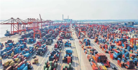  ?? FOTO: XU ZHIYAN/DPA ?? Container-Terminal im Hafen von Qinzhou: Mit dem Abschluss des Investitio­nsabkommen­s zwischen der EU und China bekämen europäisch­e Investoren einfachen und fairen Zugang zu allen Wirtschaft­szweigen im Reich der Mitte.