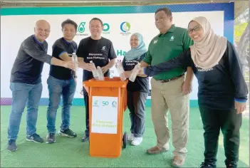  ?? ?? Tan (third right) officiatin­g the Planting Tomorrow PETRONAS social impact programme with Siti Ayu (third right), Dr Nurul (second right), Leong (second left) and Najiha (right).