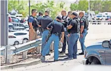  ??  ?? Agentes de la Policía se mantuviero­n afuera del mall