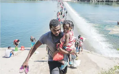  ?? ?? Hasta ayer, unos 4,000 migrantes permanecía­n debajo del puente entre la localidad Del Río, en Texas, y México, luego de que el número alcanzara un máximo de 15,000 el fin de semana, dijeron funcionari­os del Departamen­to de Seguridad Nacional.efe