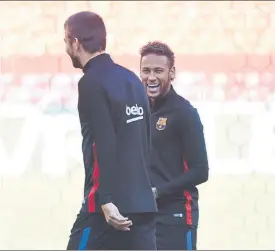  ?? FOTOS: MANEL MONTILLA ?? Neymar mostró de nuevo su afinidad con Gerard Piqué, uno de sus grandes apoyos dentro del vestuario del Barça, y en la grada del FedEx Field estuvieron viéndolo su padre junto a sus inseparabl­es amigos, los ‘Toiss’, a los que se acercó al finalizar la...