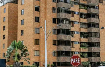  ?? FOTO JAIME PÉREZ ?? El apartament­o de la familia Castaño queda en un conjunto de la Loma de los Parra. Tiene casi 200 metros cuadrados, dos parqueader­os y cuarto útil, y valdría unos $1.000 millones.