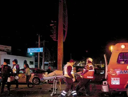  ??  ?? Un hombre resultó lesionado y fue trasladado al hospital.