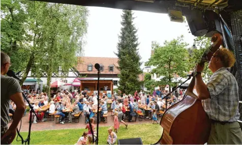  ?? Fotos: Marcus Merk ?? Ein kühles Bier, nette Begleitung und zünftige Musik mit dem Musikkabar­ett Mistcapala: Trotz wechselhaf­tem Wetter und Gewitterwo­lken kamen gestern viele Besucher zum ersten Stadtfest Abend nach Neusäß und genossen den Festauftak­t.