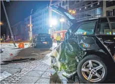  ?? FOTO: SILAS STEIN/DPA ?? Bei dem Unfall wurden auch zwei Autos demoliert.